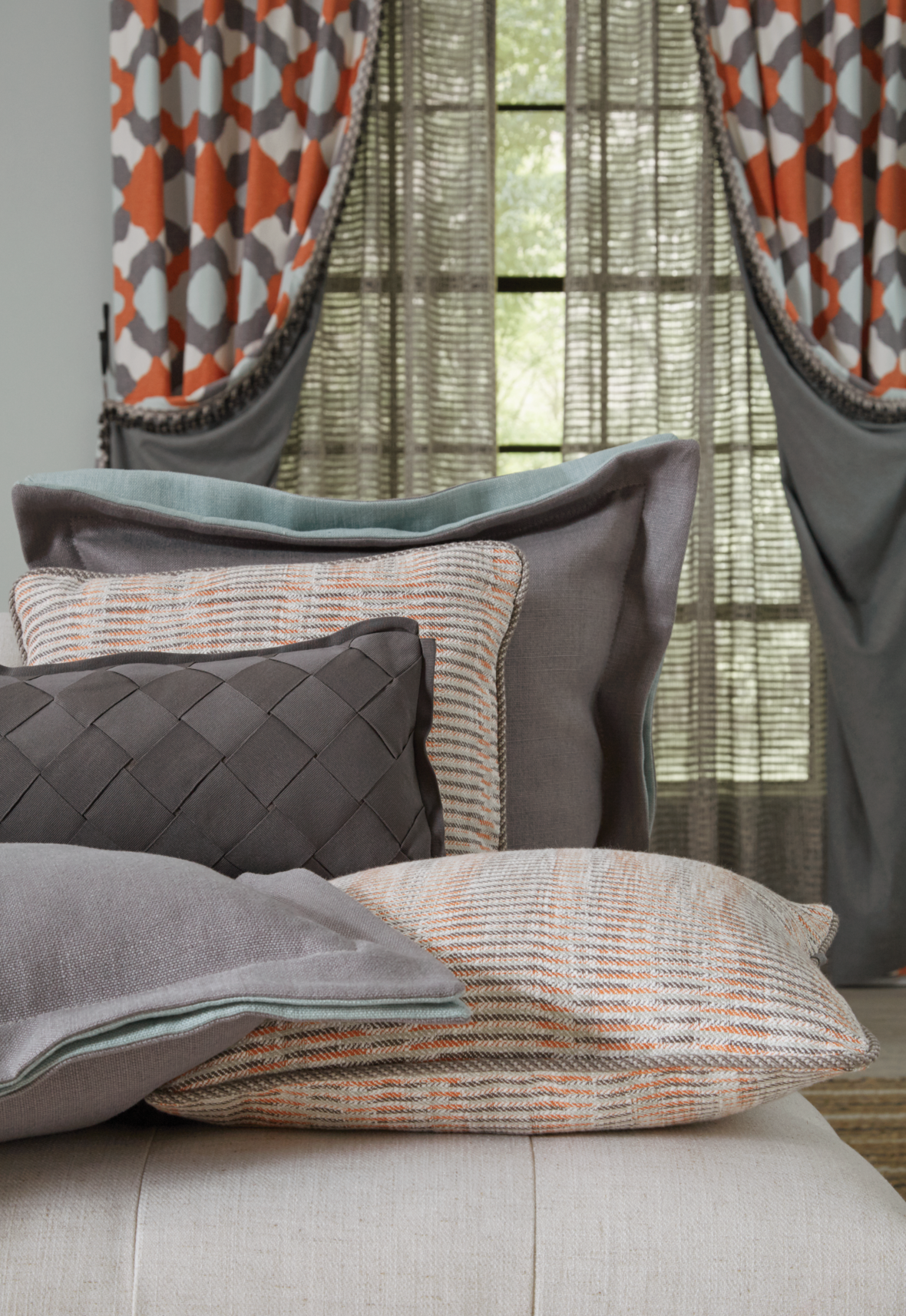 Metropolitan Comfort Living Room | Pillows