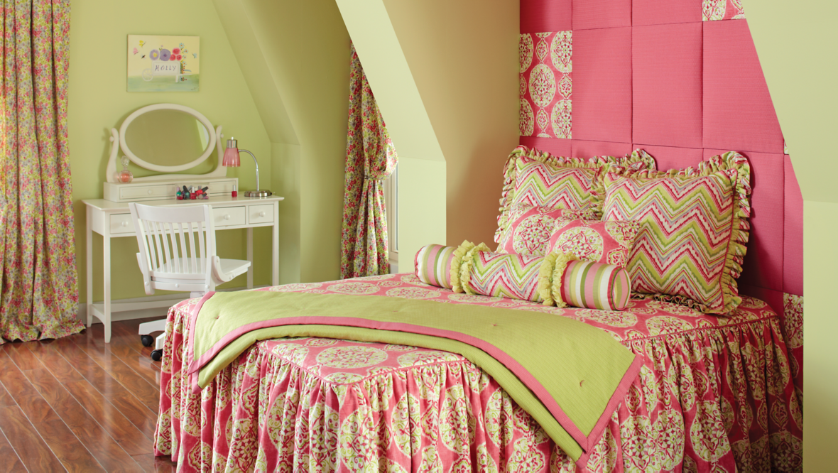 Young Girl's Bedroom - Bed